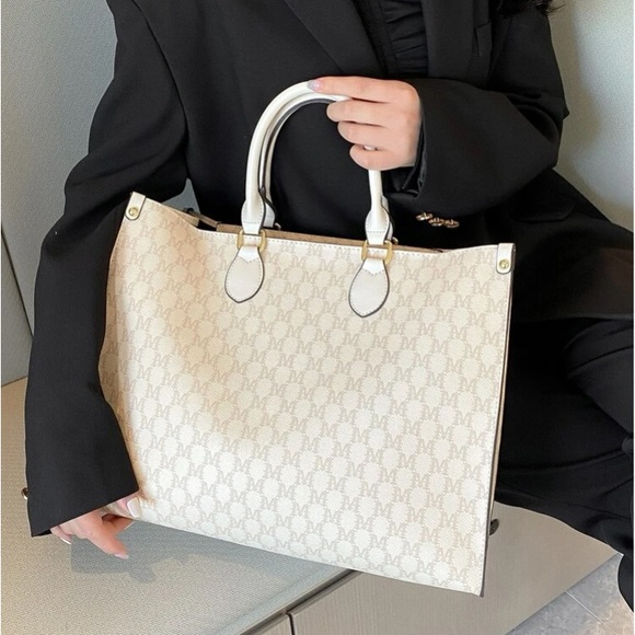 New Inventory 💥Fashion Trend Print Four Seasons Versatile Travel Bag💥 - Picture 2 of 7